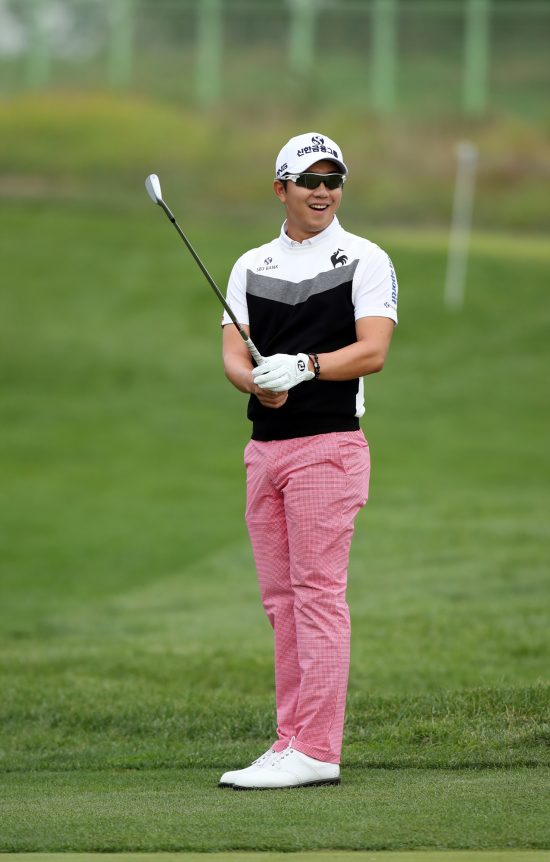 1번홀 칩인버디 성공후 환하게 웃는 송영한